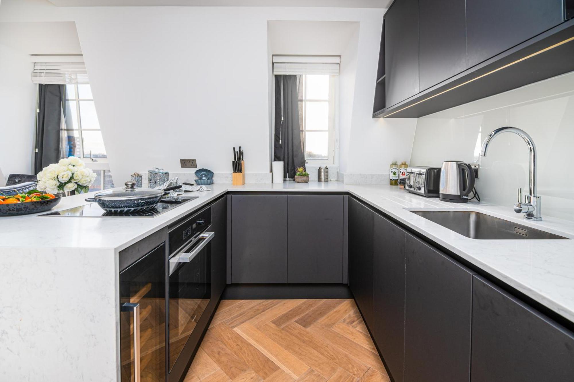 Stunning 1-Bedroom Penthouse In Marble Arch 72 런던 외부 사진