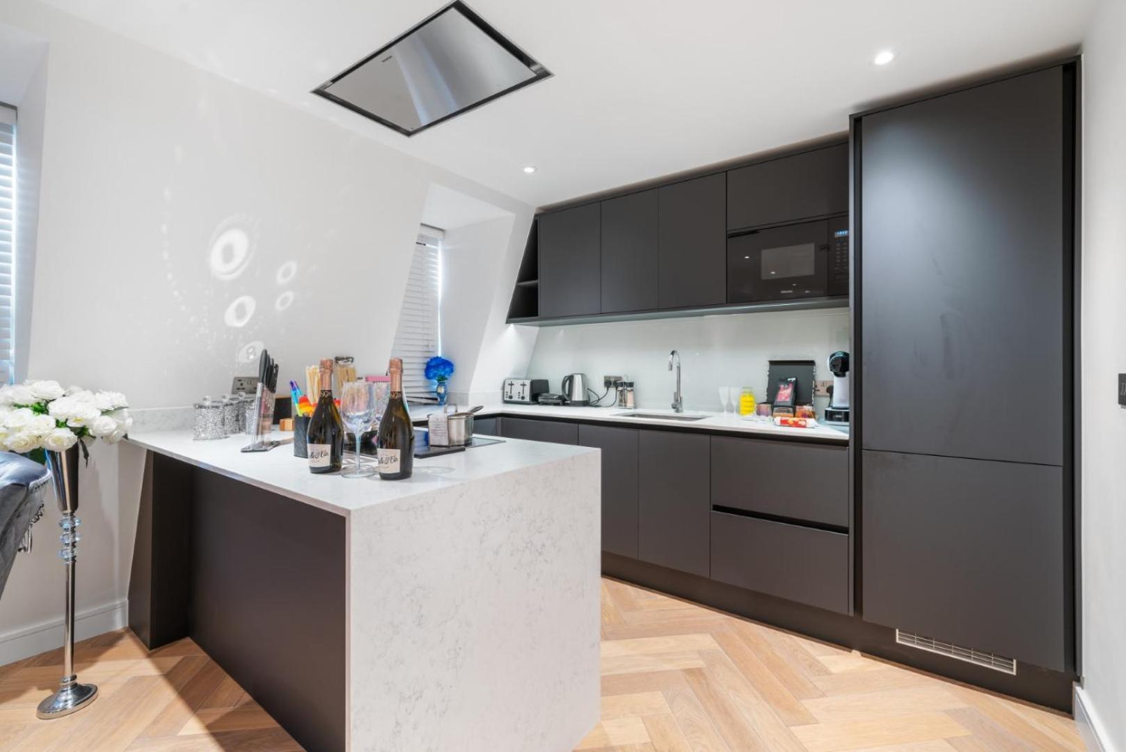 Stunning 1-Bedroom Penthouse In Marble Arch 72 런던 외부 사진