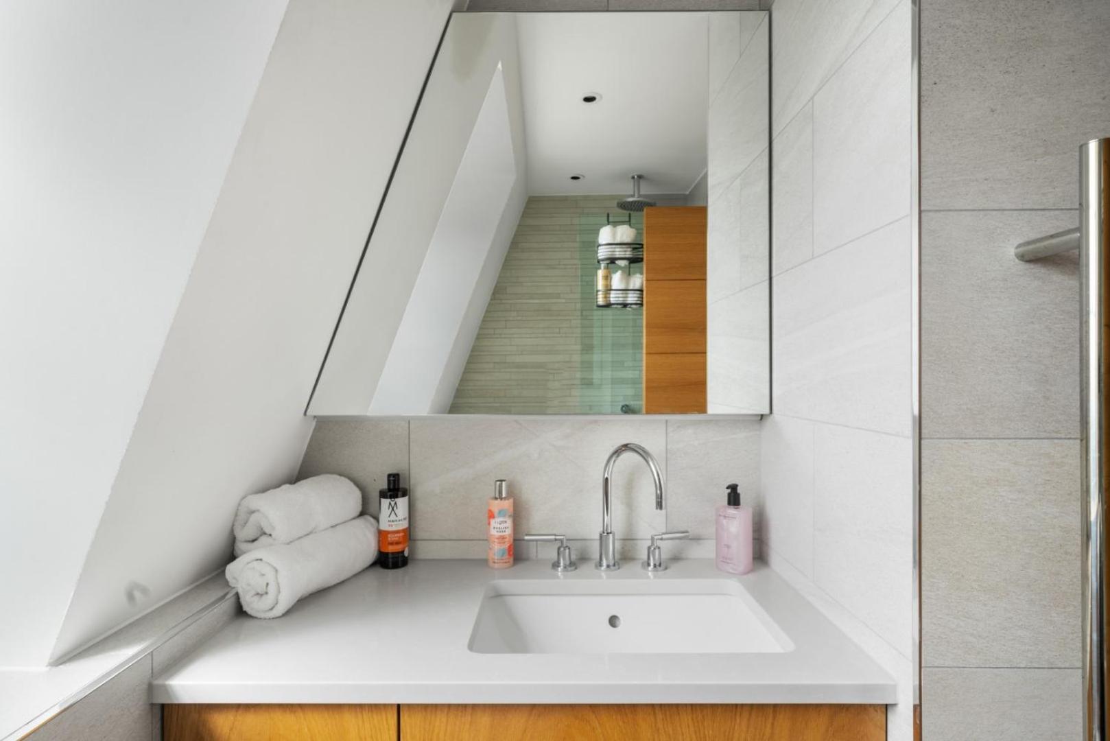 Stunning 1-Bedroom Penthouse In Marble Arch 72 런던 외부 사진
