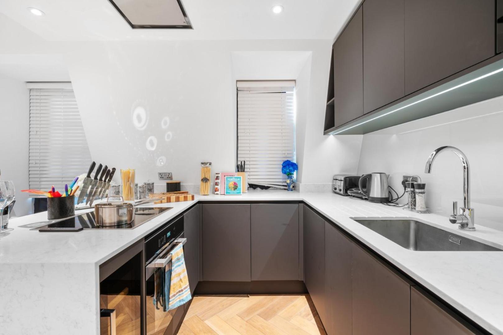 Stunning 1-Bedroom Penthouse In Marble Arch 72 런던 외부 사진